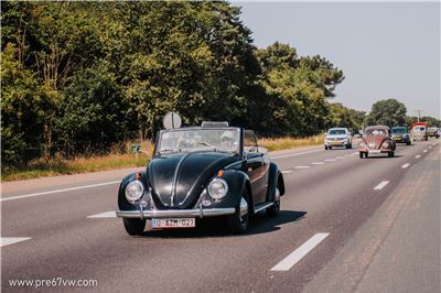 Hebmuller and Split Bug driving at BBT Convoy to Hessisch Oldendorf 2022 - IMG_1726.jpg